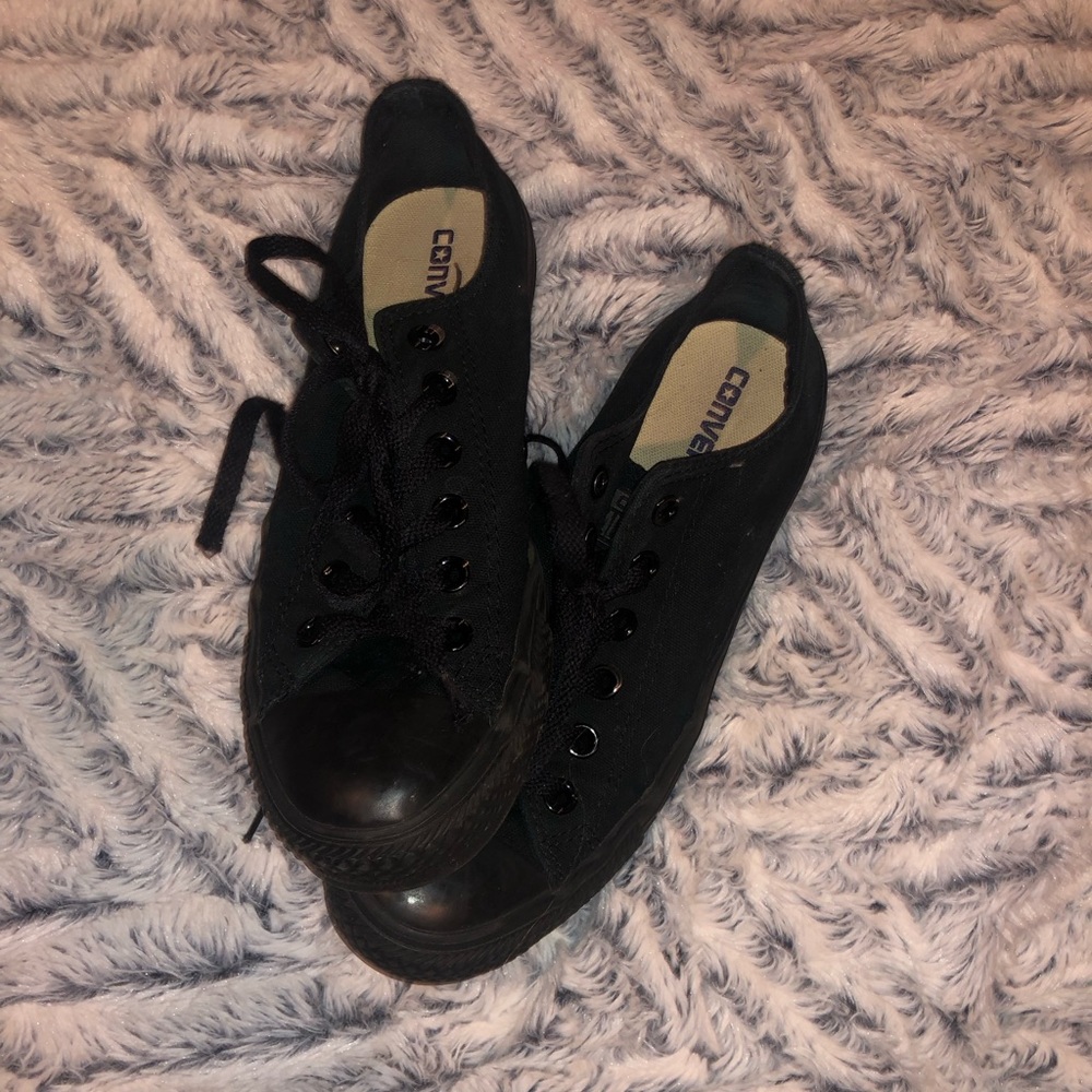 Black Low Top Converse🖤